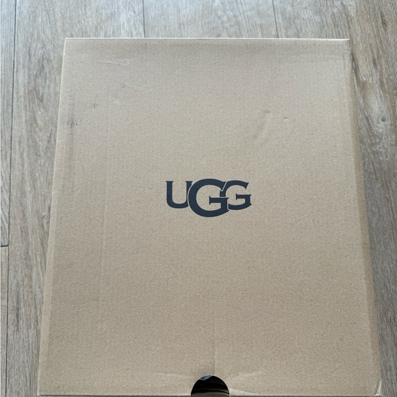 UGG Classic Ultra Mini Platform Boots - Picture 3 of 9